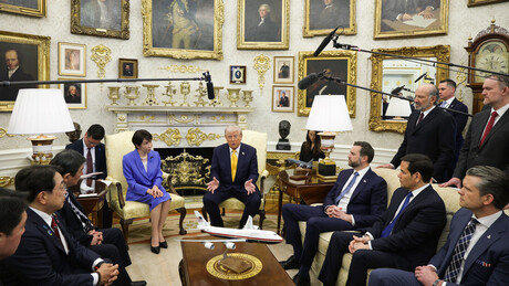 'Quem entende mais de surpresa do que o Japão?', ironiza Trump ao lado da premiê japonesa