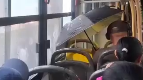 Passageiros usam guarda-chuvas dentro de ônibus em Manaus por causa de temporal