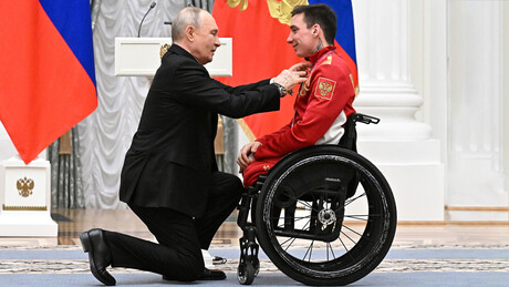 VÍDEO: Putin se ajoelha para condecorar campeão paralímpico