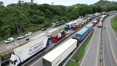Após Lula assinar MP, caminhoneiros adiam decisão sobre greve - imprensa