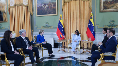 Delcy Rodríguez recebe delegação do Senado dos EUA para discutir agenda bilateral