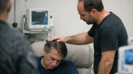 'Ele sequer reagiu': Carlos encontra Bolsonaro 'apagado' em hospital e entra em desespero
