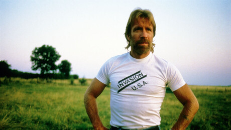 Premiê da Hungria publica vídeo de despedida para Chuck Norris; confira