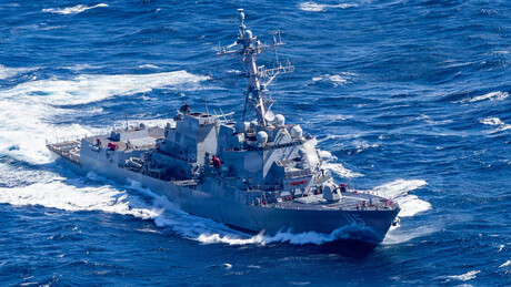 EUA não têm destróieres suficientes para escoltar navios pelo Estreito de Ormuz, revela imprensa