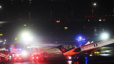 Acidente em aeroporto de Nova York deixa dois mortos após avião bater em caminhão
