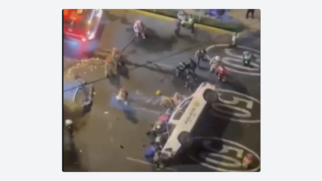 VÍDEO: Capotamento espetacular de viatura da polícia durante perseguição no Peru