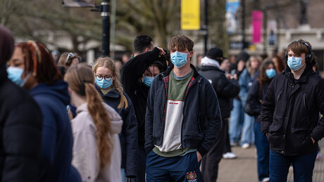 Surto 'sem precedentes' de meningite preocupa cidade na Inglaterra e autoridades fazem apelo