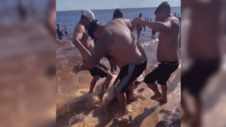 VÍDEO: Homem é espancado por banhistas após ser acusado de abuso infantil em praia