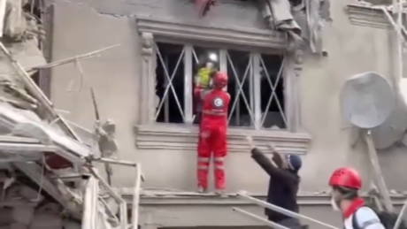 VÍDEO: Criança é resgatada com vida após bombardeio em Teerã