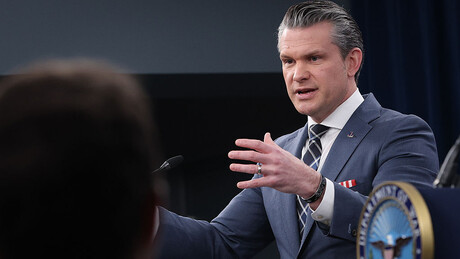 'Estamos negociando usando bombas', diz Secretário de Guerra dos Estados Unidos sobre o Irã