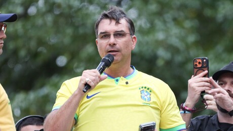 Flávio Bolsonaro critica concessão de prisão domiciliar ao pai por apenas 90 dias