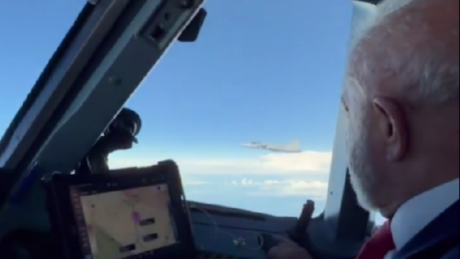 VÍDEO: Lula voa escoltado pelo primeiro caça Gripen produzido no Brasil