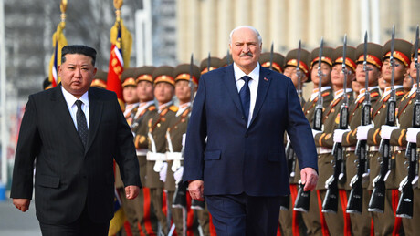 Lukashenko visita monumento em Pyongyang ao lado de Kim Jong-un