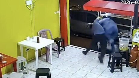 VÍDEO: Bandido armado tenta assaltar lanchonete, mas é surpreendido