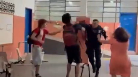 VÍDEO: PM agride alunos dentro de escola no Rio; policial é afastado