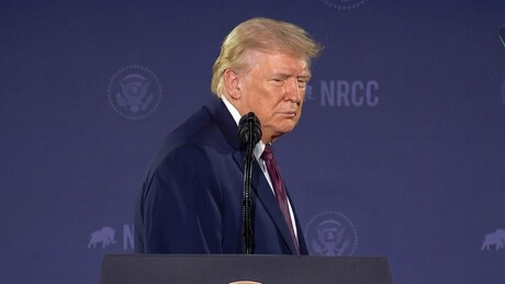 VÍDEO: Trump parodia Biden e arranca risadas em evento republicano