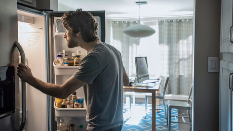 Senador dos EUA alerta que americanos estão deixando de comer por causa da guerra contra o Irã