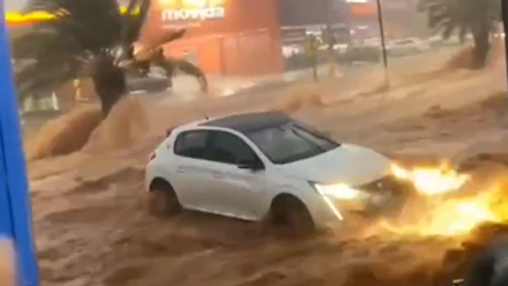 VÍDEOS: Tempestade causa alagamentos e danos em avenidas e imóveis em Bauru