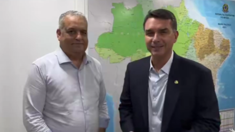 Relator da CPMI do INSS atende 'convocação' de Flávio Bolsonaro e se filia ao PL
