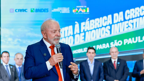 'Vão xingar o governo': Lula alerta para dívidas desenfreadas pelo uso de celular