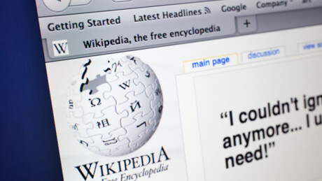 Wikipedia proíbe uso de inteligência artificial na criação e edição de artigos