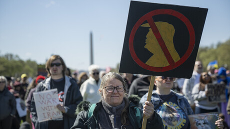 Tucker Carlson alerta: americanos que se opõem à guerra com o Irã podem enfrentar perseguição