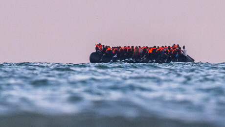 Corpos ao mar: após 6 dias à deriva no Mediterrâneo, 22 pessoas morrem em bote inflável