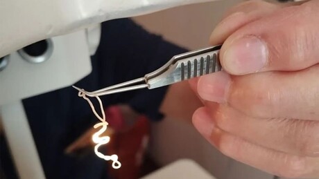 Oftalmologista remove verme vivo de 20 cm de olho de paciente na Rússia