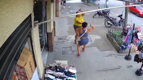 VÍDEO FORTE: Legítima defesa? Mulher leva facada no peito e morre em briga de rua