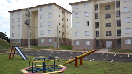 Violência doméstica: mulher se joga do 3º andar com filha para fugir de agressões