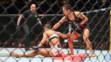 VÍDEO: Lutadora mexicana finaliza oponente com mata-leão após knockdown impressionante