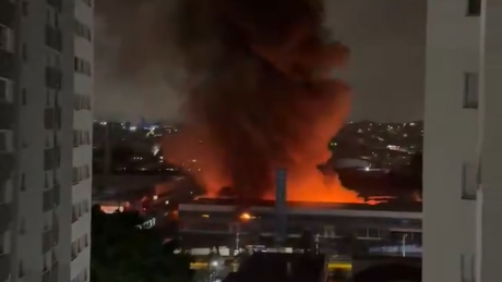 VÍDEO: Incêndio de grandes proporções atinge distribuidora no ABC paulista