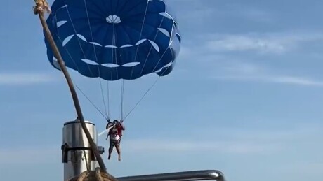 VÍDEO assustador: Turista cai no mar após cabo de parasailing se romper