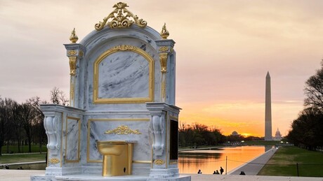 VÍDEO: 'Privada de ouro' aparece em Washington em protesto contra Trump