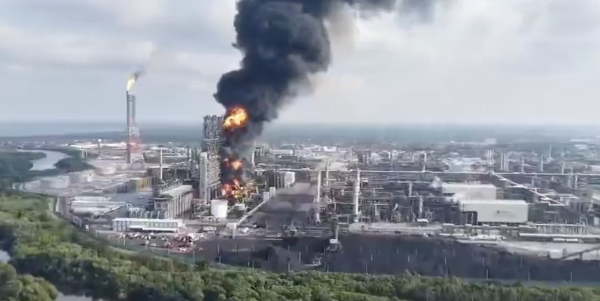 VÍDEOS: Grande refinaria de petróleo do México pega fogo