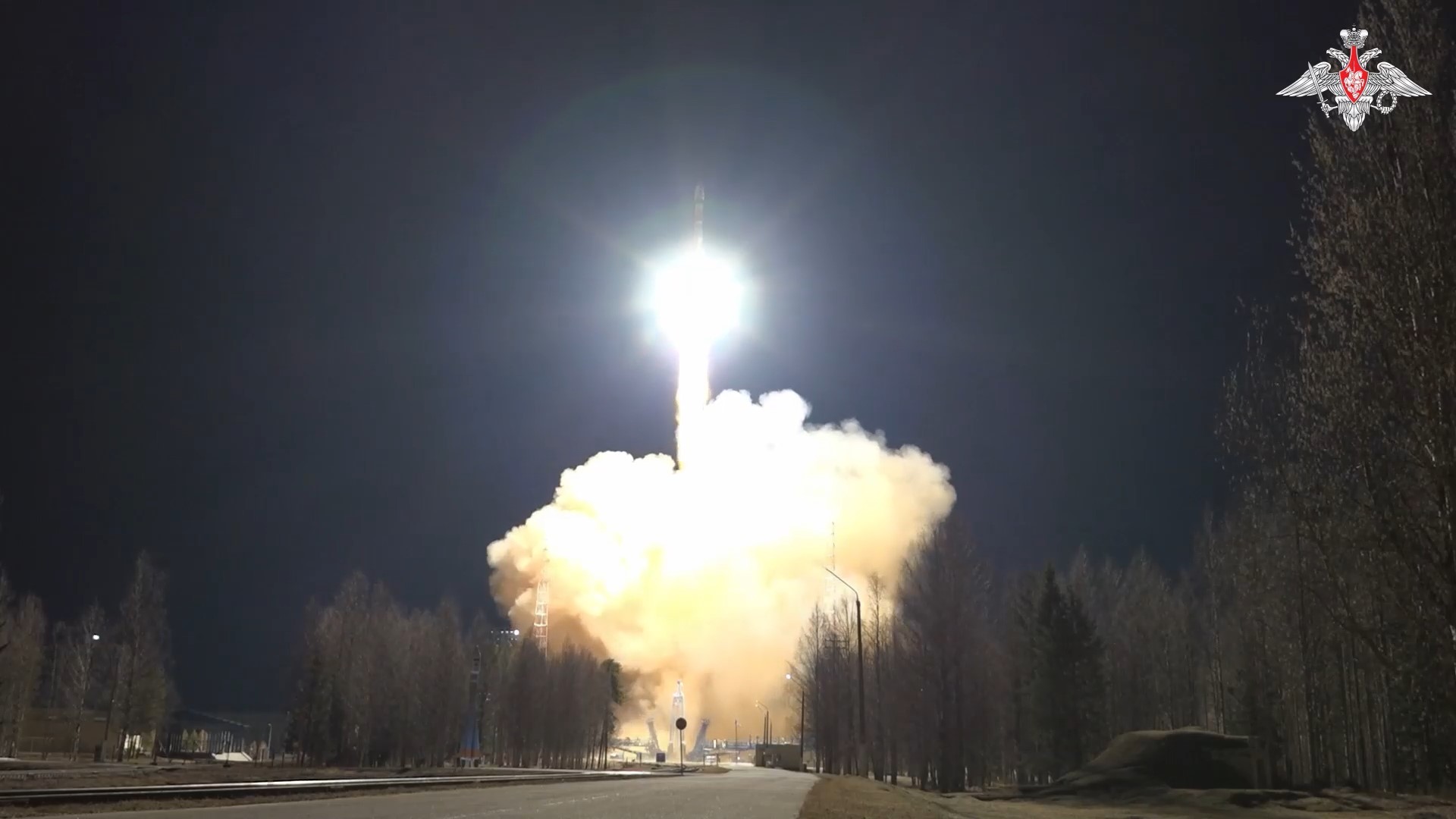 VÍDEO: Rússia lança foguete Soyuz levando satélites militares ao espaço