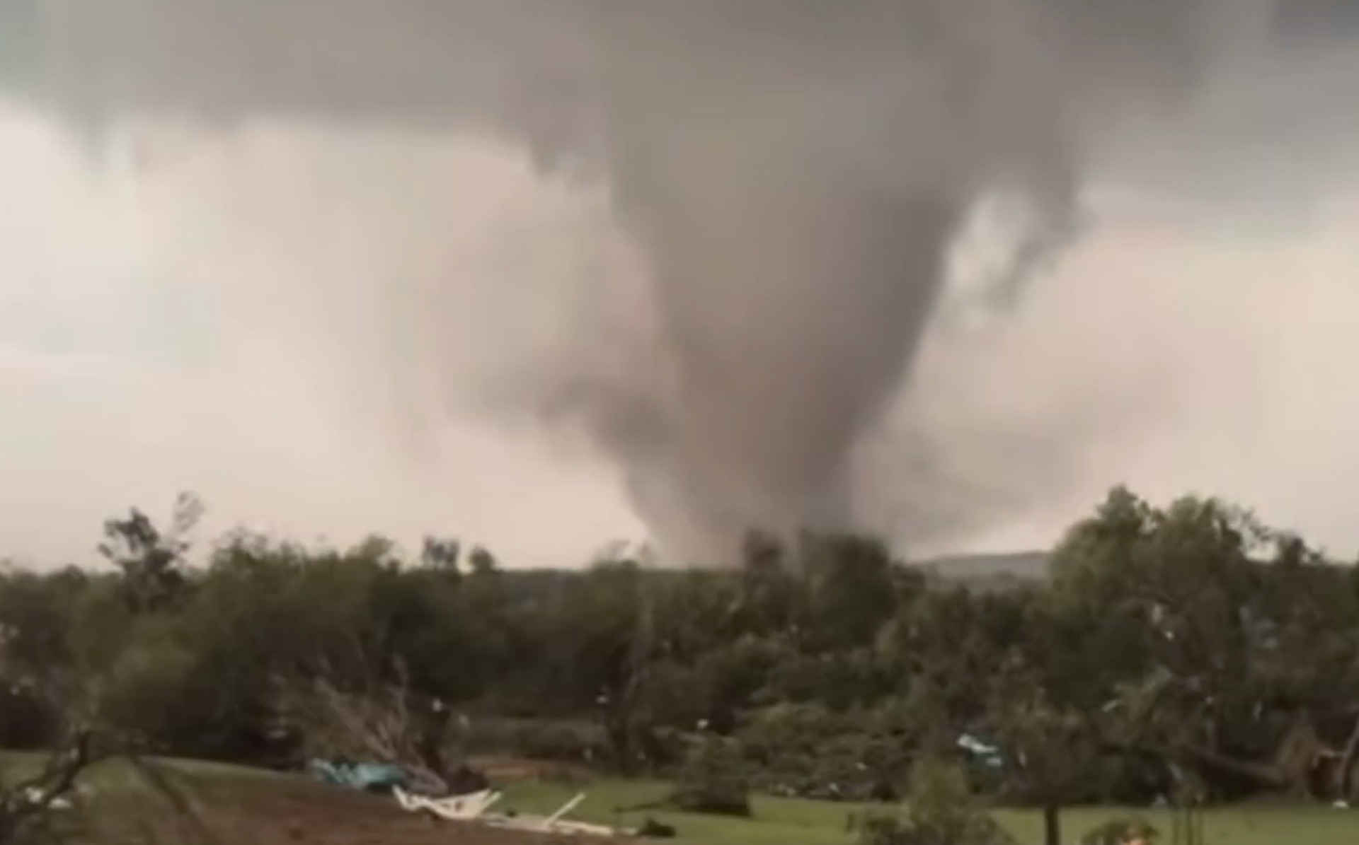 VÍDEO: Tornados atingem centro dos EUA e deixam feridos