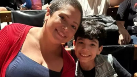 IMAGENS FORTES: Momento em que filho e ex-esposa de humorista são atropelados por ônibus no RJ