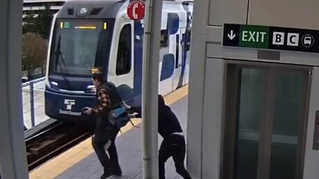 IMAGENS FORTES: Tentativa de homicídio — homem tenta empurrar desconhecido nos trilhos do trem