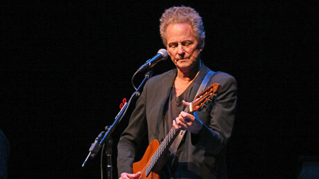 Lendário guitarrista do Fleetwood Mac é atacado com substância desconhecida