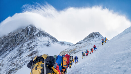 Fraude no Everest: guias adulteram comida de turistas para forçar resgates de helicóptero