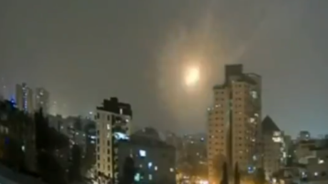 Centro de Israel é atingido por chuva de mísseis iranianos