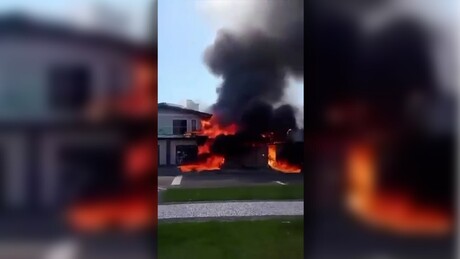 VÍDEO: Avião de pequeno porte cai em área residencial no Rio Grande do Sul