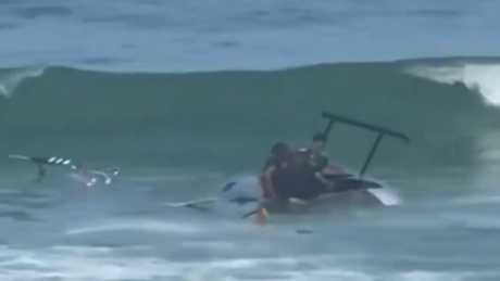 Falha obriga helicóptero pousar no mar na Barra da Tijuca