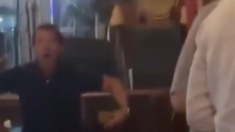 Pai de argentina acusada de racismo é filmado imitando macaco em bar