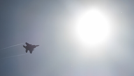 Mídia iraniana afirma que EUA atacam áreas para atingir piloto norte-americano desaparecido