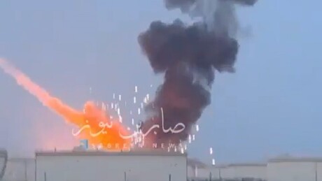 VÍDEO: Impacto direto de projétil provoca forte incêndio em refinaria no Bahrein