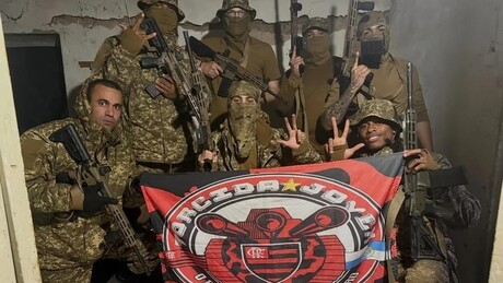 Bandeira do Flamengo surge entre mercenários brasileiros que lutam pela Ucrânia
