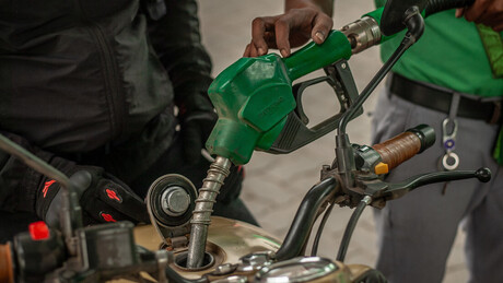 País do BRICS compra petróleo iraniano pela primeira vez em 7 anos