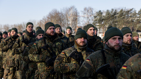 Alemães em idade militar terão que pedir autorização para deixar o país por mais de três meses